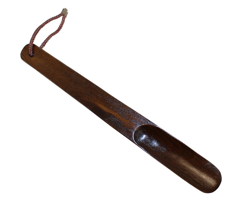 Design Schuhlöffel aus Holz, Mahagonifarben lackiert